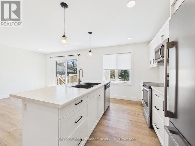 Photo du bâtiment - 1085 Sutton St