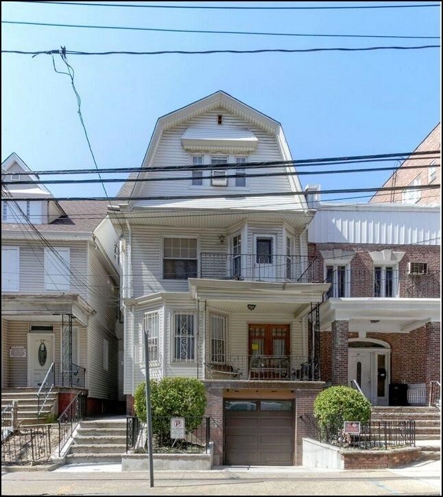 Primary Photo - 79 Van Reypen St