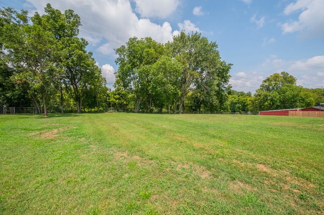 Building Photo - 305 Rosehill Dr