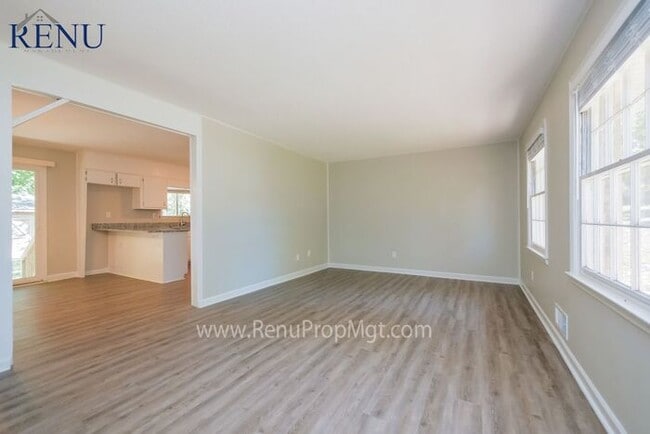 Foto del edificio - Now Available!