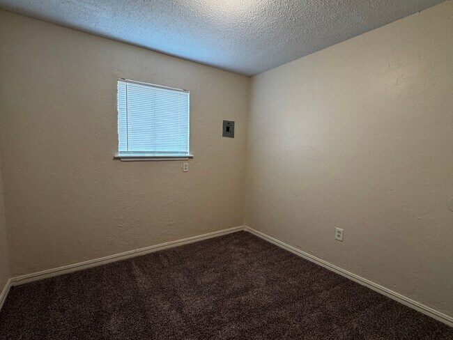 Foto del edificio - 1408 NW Ozmun- AVAILABLE NOW!