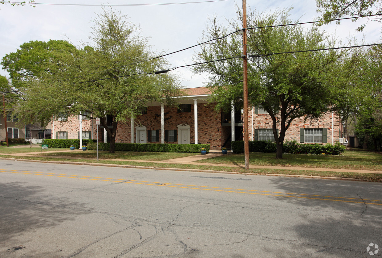 Primary Photo - Carriage House