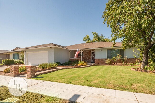 Building Photo - N.E. Fresno Home, 3BR/2BA, Updated Kitchen...