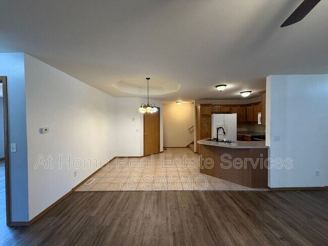 Building Photo - 726 Pinhook Dr