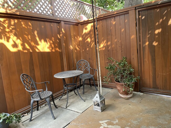 Outdoor Patio Table and Chairs - 4123 Keystone Ave