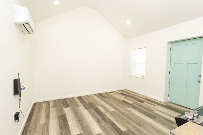 Building Photo - 5640 US-41