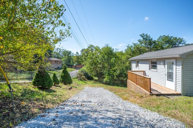 Foto del edificio - Updated 2 bedroom 1 bath in Fairlawn VA