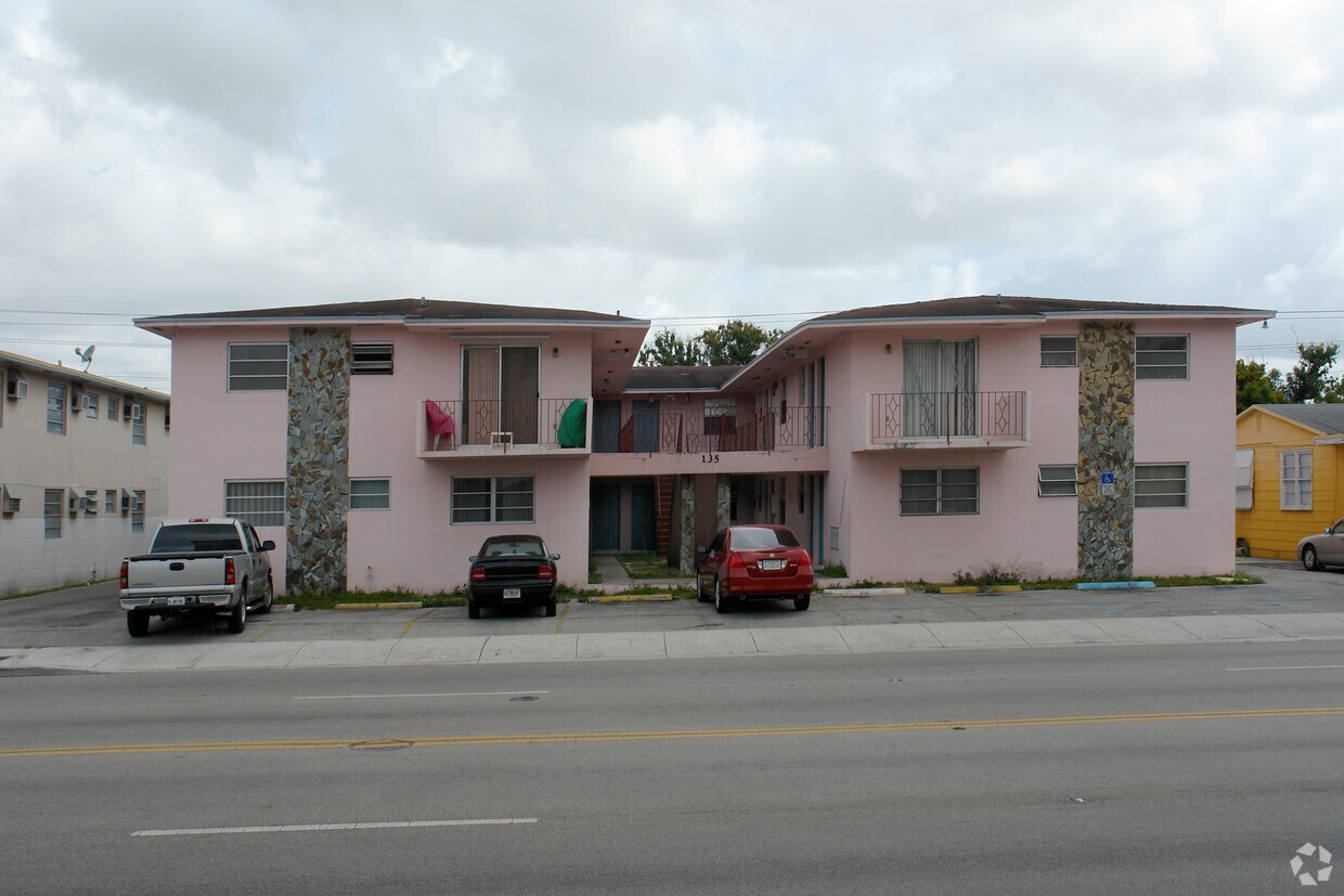 Foto del edificio - 135 E 9th St