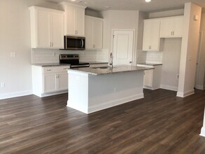 Building Photo - 605 Hampton Dr