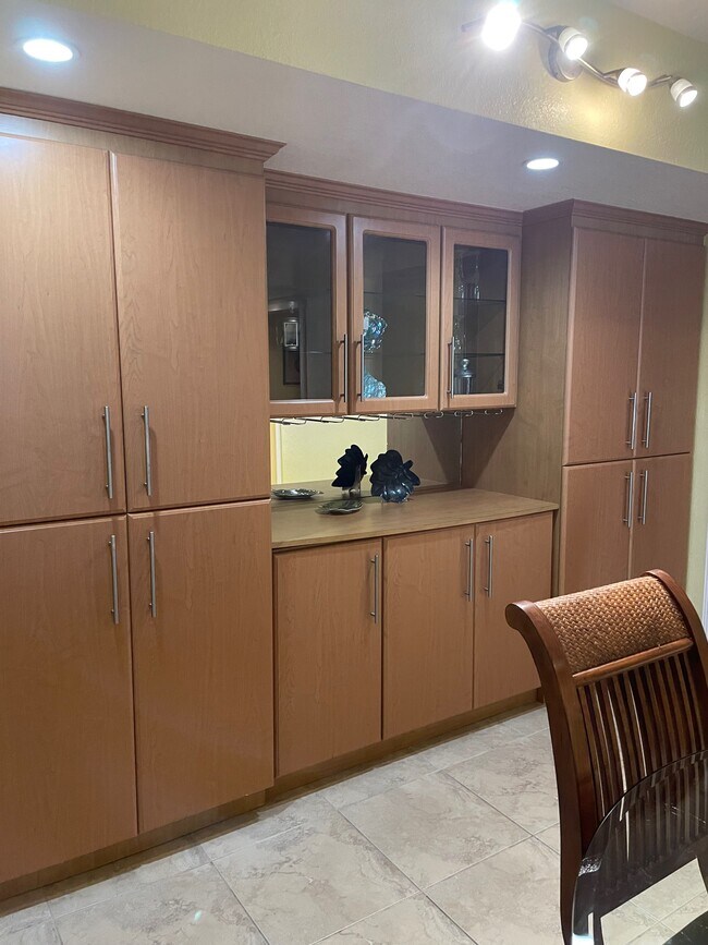 Mueble de pared para comedor - 5005 Collins Ave