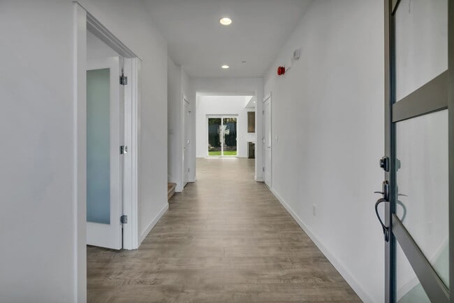 Building Photo - Stunning 5 Bedroom Home with Guest Suite, Modern Kitchen & Fenced Yard