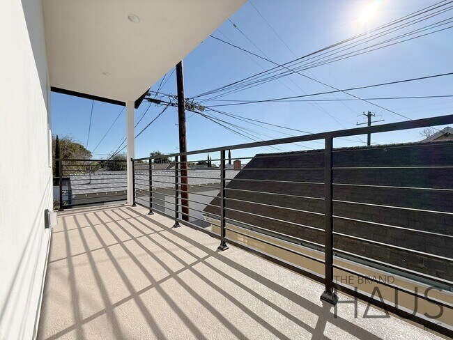 Foto del edificio - Brand-New 1-Bedroom, 1-Bathroom, 1-Compact Carport - Vaulted Ceilings in Belmont Heights