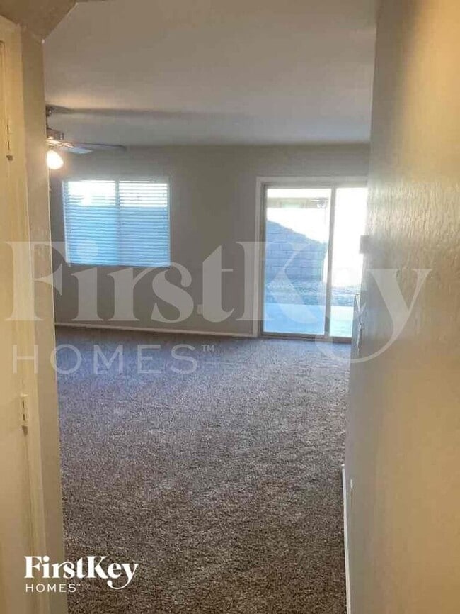 Building Photo - 6100 E Paradise Ln
