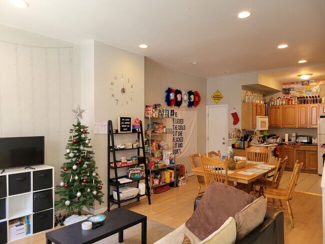 Building Photo - Spacious 6-Bedroom Townhouse At Temple Uni...