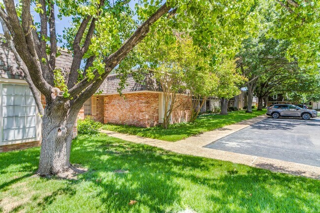 Foto del edificio - RENOVATED SINGLE-STORY ALAMO HEIGHTS CONDO...