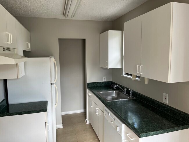 Foto del edificio - 7345 Boysenberry Ln N