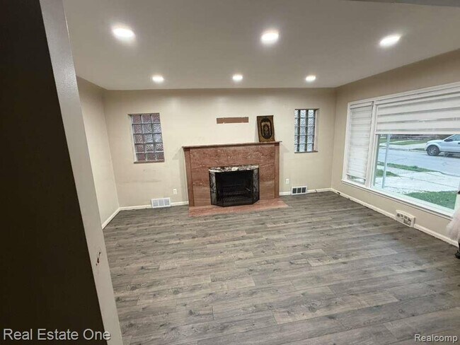 Foto del edificio - 6835 Rosemont Ave