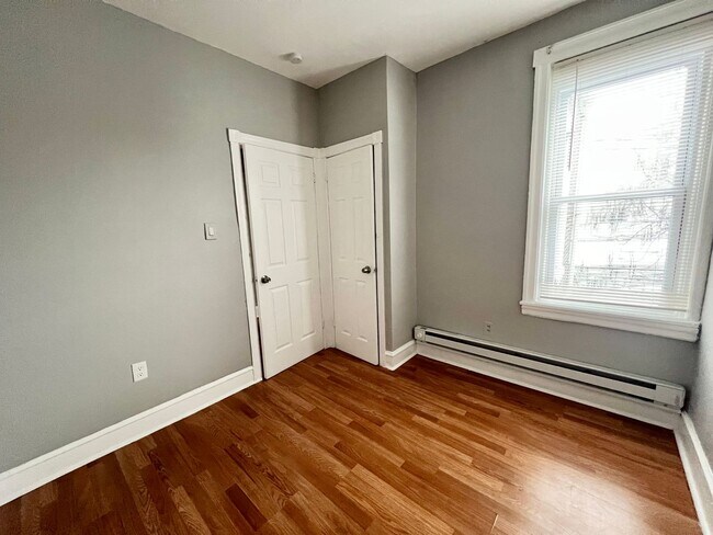 Building Photo - Immaculate 3-bedroom/1-bath Available in F...