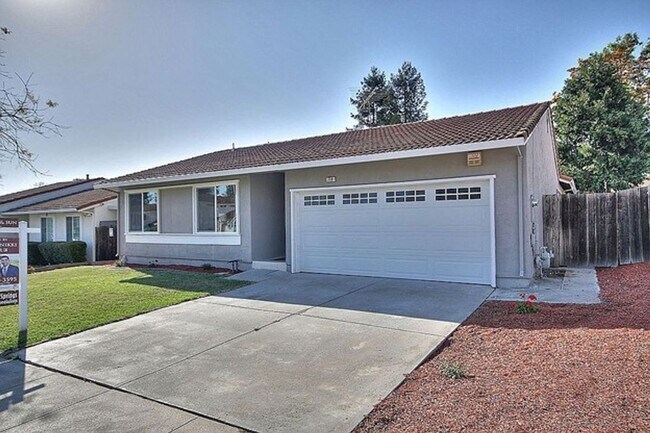 Building Photo - $4590 / 5 BR -GORGEOUS MODEL HOME IN THE W...