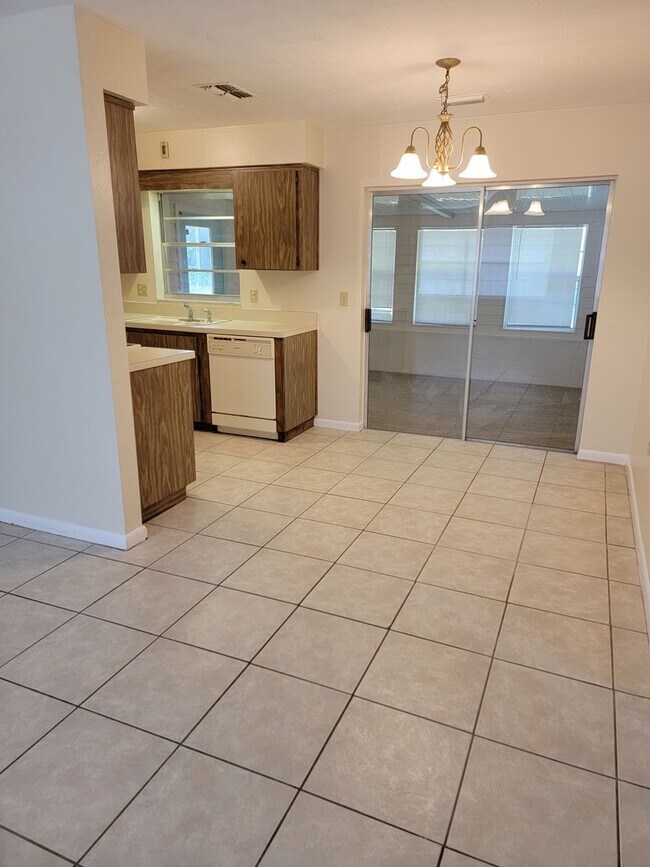 Building Photo - Big and Beautiful 2/2/1 in Beverly Hills!!!