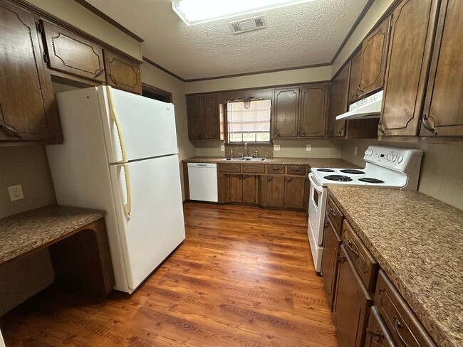 Foto del edificio - Come take a look at this 3-bedroom 2-bathroom home!