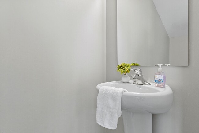 Half bathroom - 207 Royal Way