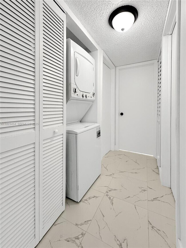 Foto del edificio - 211 Lake Pointe Dr