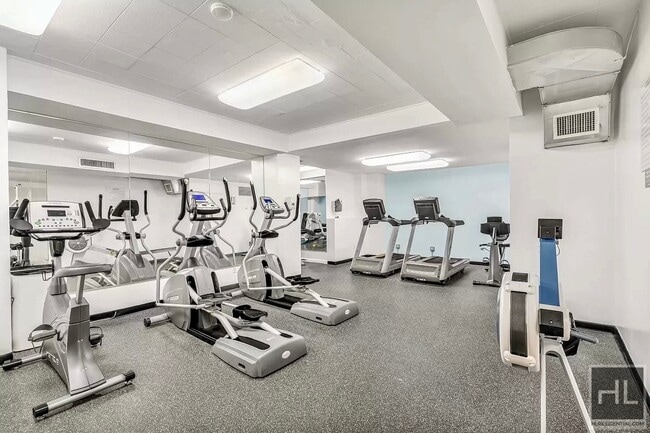 Building Photo - Large Studio. Doorman. Laundry. GYM & Elev...
