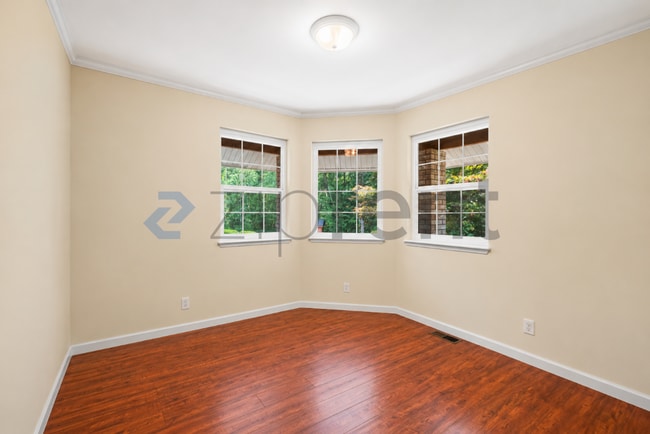 Building Photo - Unit