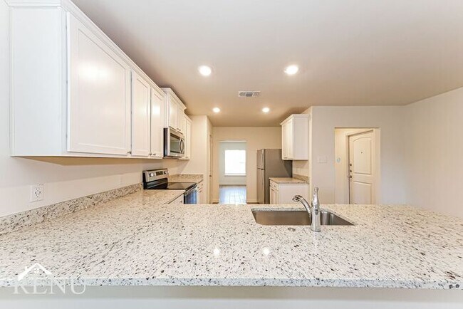 Foto del edificio - 305 Silvercrest Ln