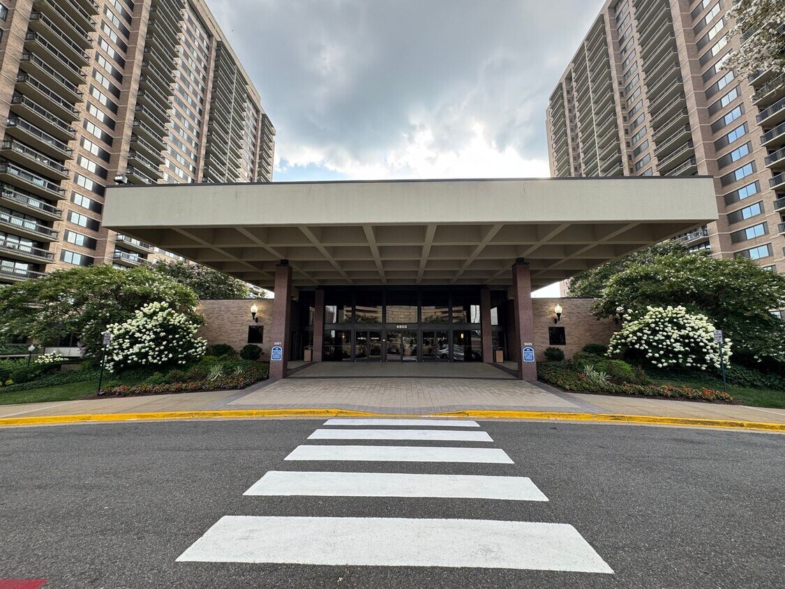 Foto principal - Bright And Spacious 2 Bed 1.5 Bath Condo W...