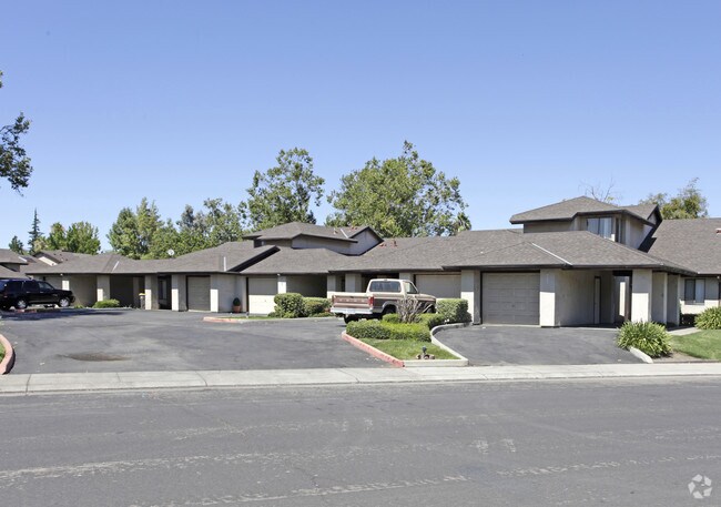 Building Photo - Lake Pointe Condominiums