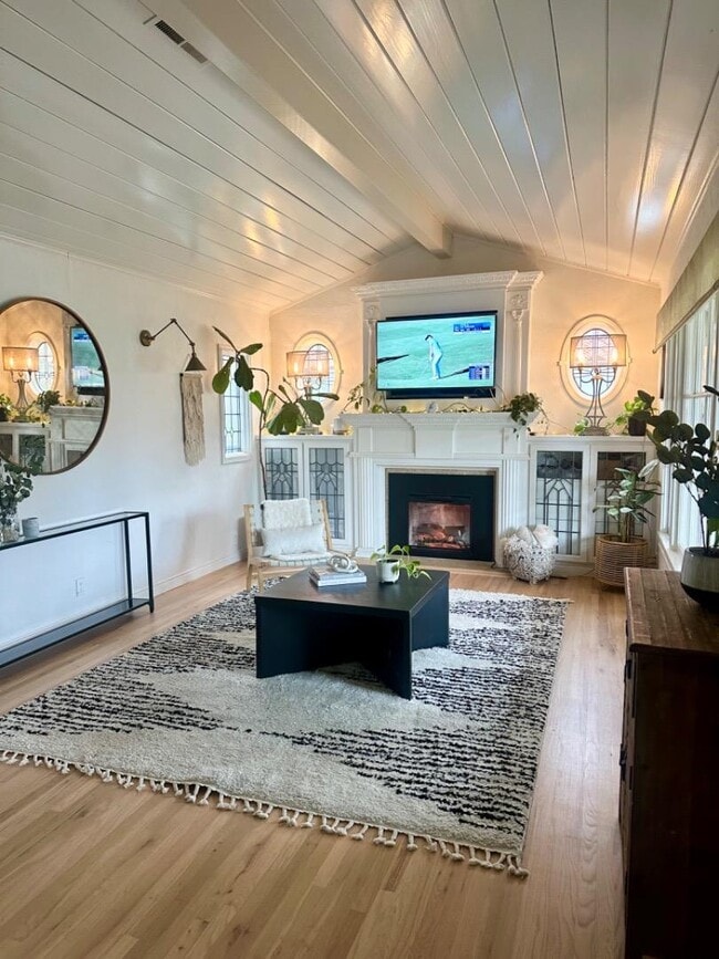 Building Photo - 456 King St