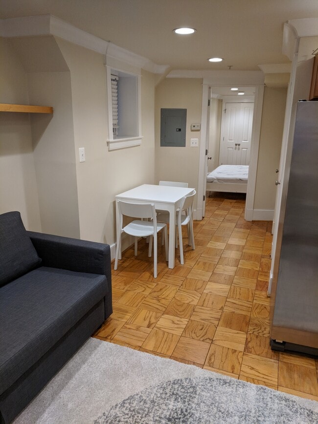 Foto del edificio - 703 6th St NW