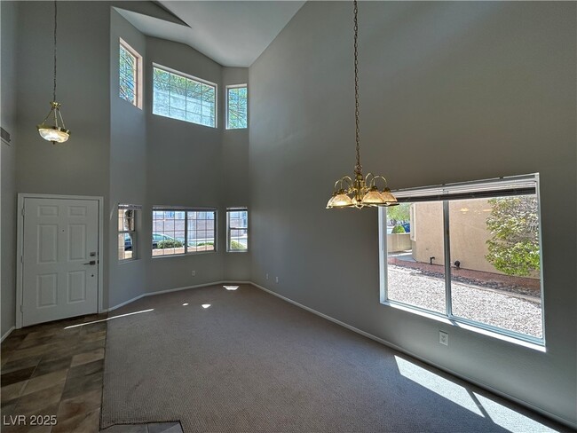 Building Photo - 1221 Diamond Valley St