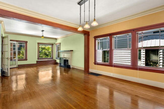 Building Photo - Gorgeous Queen Anne Craftsman, Seattle- $5000