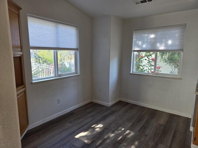 Building Photo - 209 SE Liberty Dr