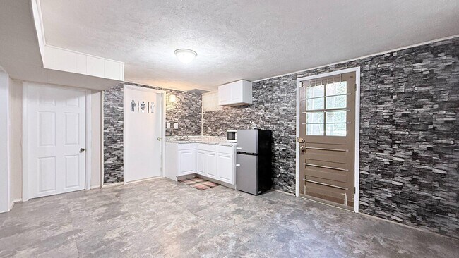 Foto del edificio - 4203 Maple Rd