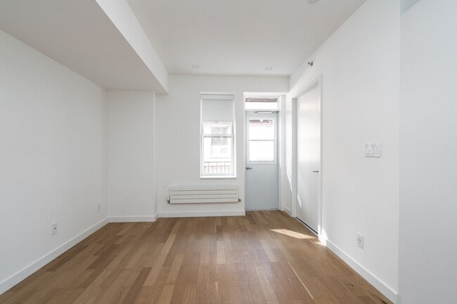 Building Photo - 160 Huron St