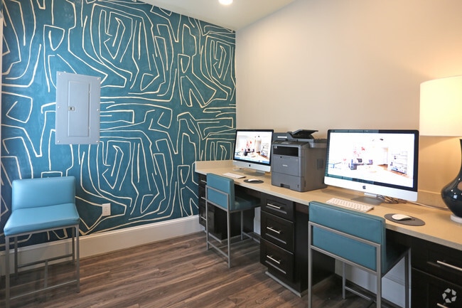 Business Center - Crowne at James Landing