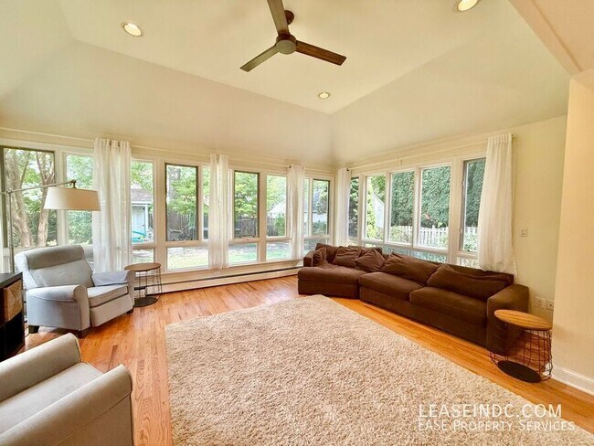 Foto del edificio - 4825 Butterworth Pl NW