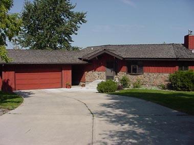 Building Photo - Three Bedroom House with Pets Considered