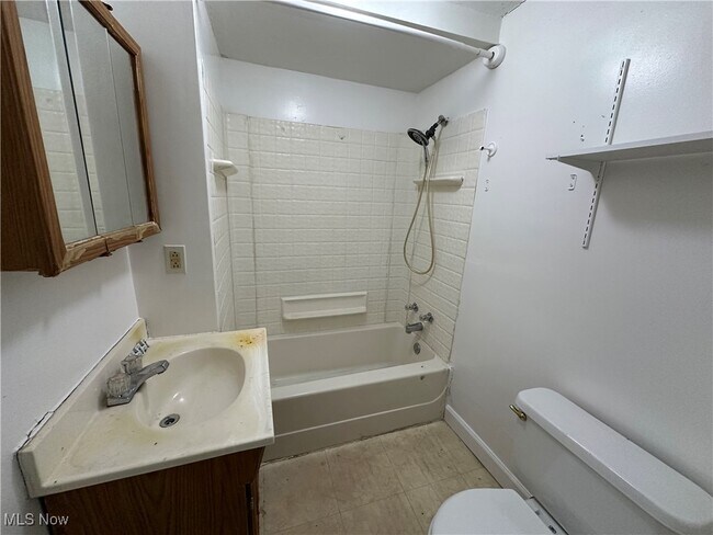 Foto del edificio - 696 Gaylord Ave