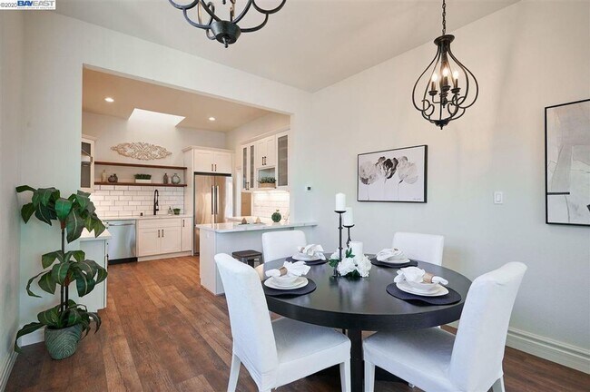 Building Photo - Gorgeous, fully renovated gem!