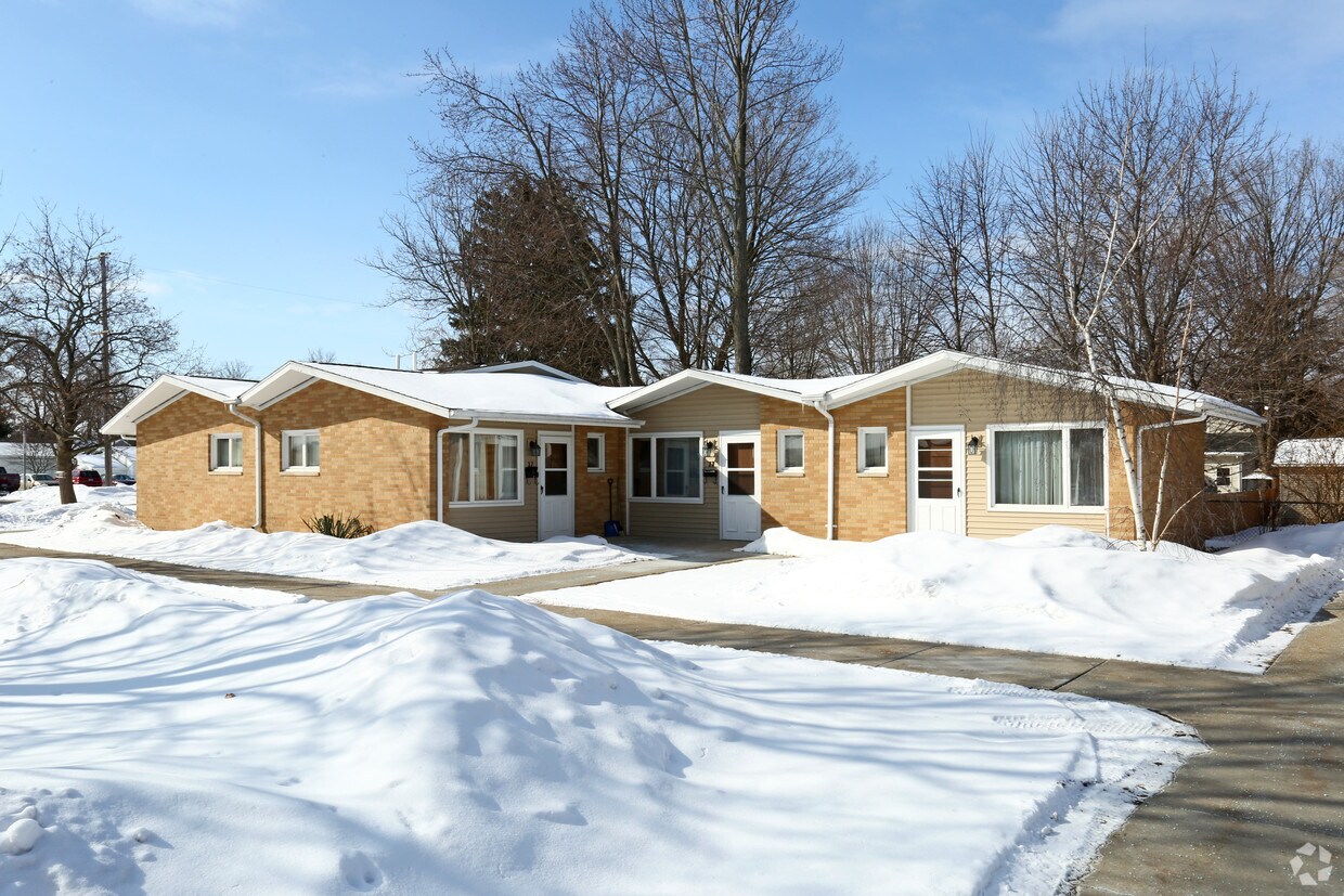 Primary Photo - Kiwanis Manor Apartments