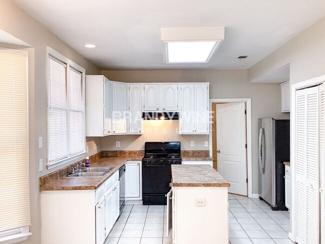 Building Photo - Enchanting 3BR. So much potential!