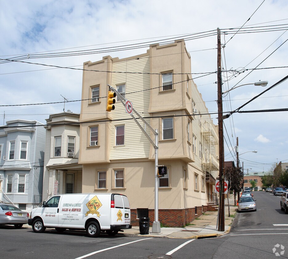 822 19th St, Union City, NJ 07087 Apartments in Union City, NJ