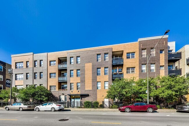 Building Photo - 2951 N Clybourn Ave