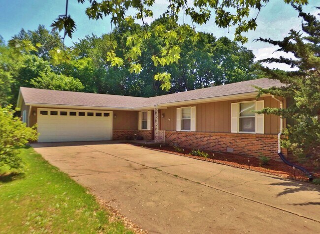 Building Photo - 2409 Parklake Dr