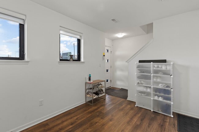 Building Photo - 2315 Trumbull St